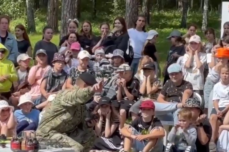 В Миассе бойцы ОМОН «Таганай» провели патриотический урок для школьников в лагере имени Феди Горелова