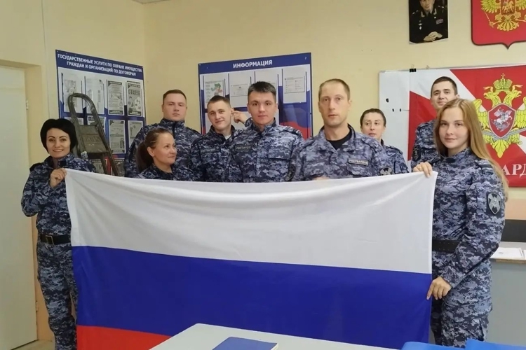 Под знаменем единства: на Южном Урале росгвардейцы присоединились к празднованию Дня флага России