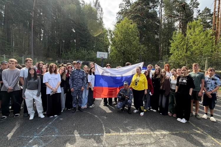 Под знаменем единства: на Южном Урале росгвардейцы присоединились к празднованию Дня флага России