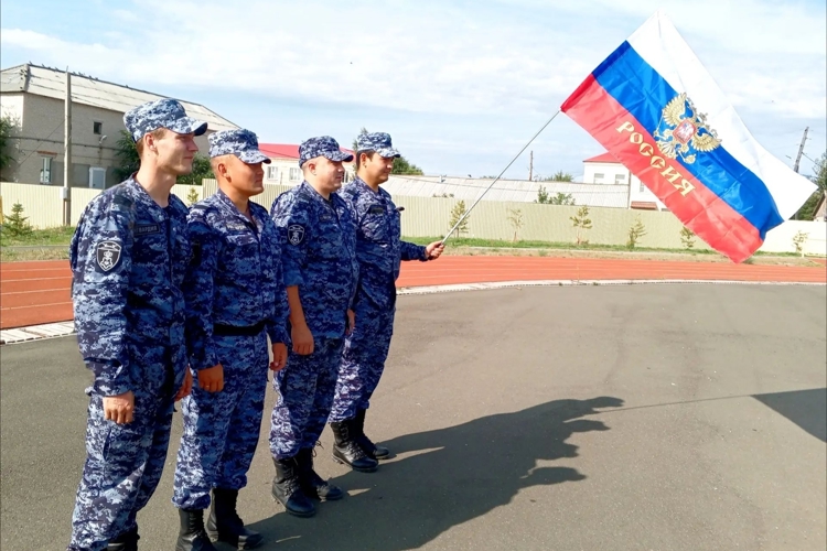 Под знаменем единства: на Южном Урале росгвардейцы присоединились к празднованию Дня флага России