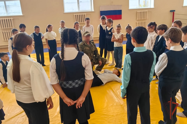 В Челябинске спецназовцы провели день открытых дверей для учащихся гимназии № 100