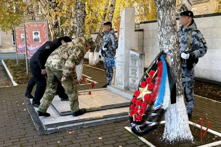В Челябинске бойцы ОМОН «Воин» почтили память боевых товарищей