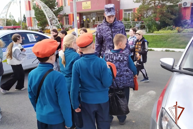 На страже с юных лет: Росгвардия познакомила школьников и студентов Южного Урала с профессией защитника правопорядка