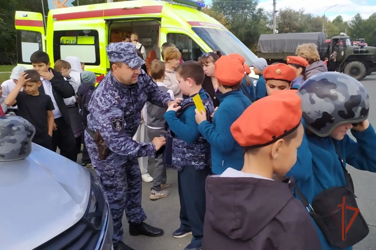 На страже с юных лет: Росгвардия познакомила школьников и студентов Южного Урала с профессией защитника правопорядка