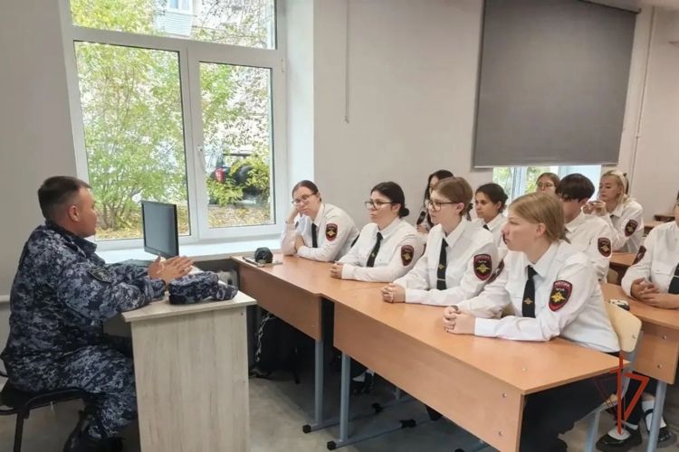 На страже с юных лет: Росгвардия познакомила школьников и студентов Южного Урала с профессией защитника правопорядка