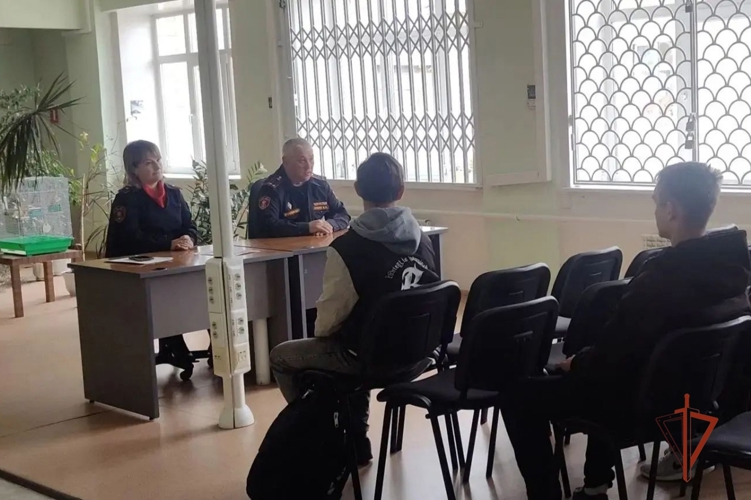 На страже с юных лет: Росгвардия познакомила школьников и студентов Южного Урала с профессией защитника правопорядка